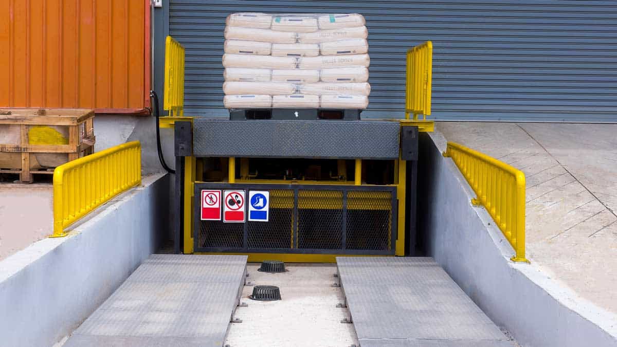 Loading dock leveler and metal ramp